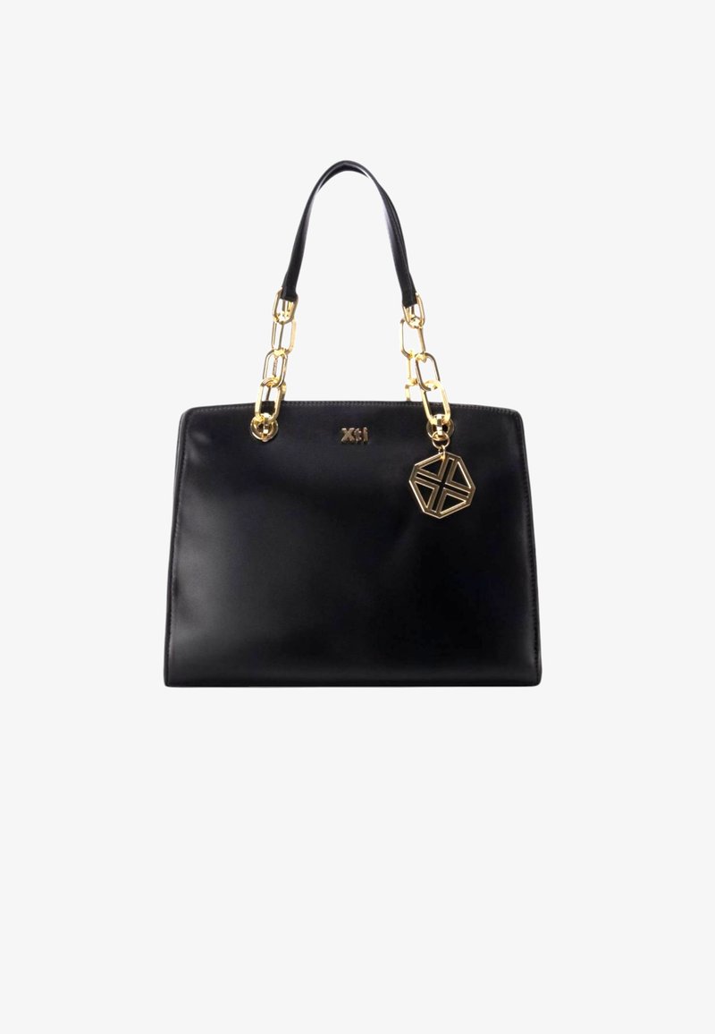 Borsa a mano in pelle nera con design strutturato, dettagli in hardware dorato e manico a catena. Presenta un ciondolo geometrico attaccato.