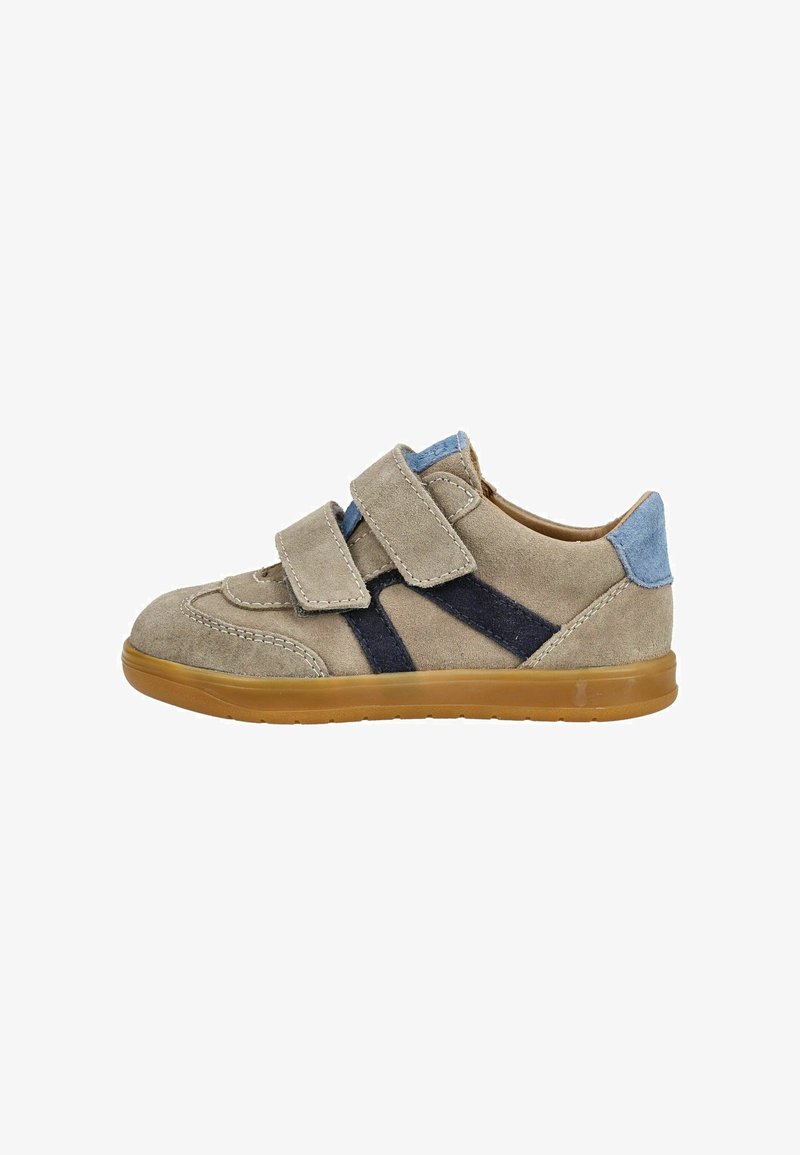 Scarpa da bambino in camoscio marrone chiaro con due cinturini in Velcro, dettagli laterali blu scuro, patch sul tallone blu e suola in gomma color gomma, mostrata di profilo.