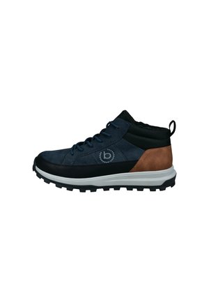 Mid-Cut-Wanderschuh aus blauem Wildleder und schwarzem Synthetikmaterial, mit braunen Lederelementen und einer robusten Gummisohle für optimalen Halt.