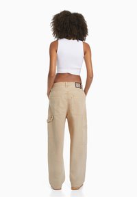 Bershka Vaqueros boyfriend - camel