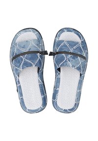 Denim slippers med blå mønster, hvid perforeret indersål og sort lynlåsdetalje. Åben tå-design med blødt stof overdel.