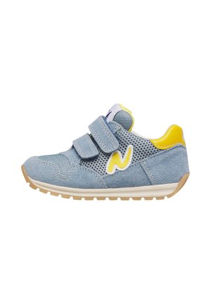 Scarpa da ginnastica per bambini color azzurro chiaro con dettagli gialli, tomaia in mesh e suede, tallone imbottito e due cinturini in velcro per la chiusura.