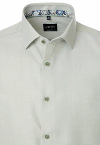 Lichtgroen geruit overhemden met een moderne pasvorm. Voorzien van knoopsluiting, groene knopen en een bloemenpatroon aan de binnenkant van de kraag. Gemaakt van gestructureerde stof.