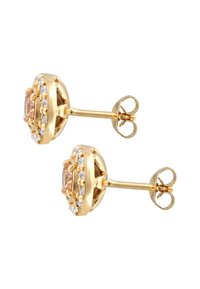 Boucles d'oreilles en or avec une pierre précieuse de citrine ronde au centre, entourée de petits cristaux transparents dans un cadre texturé.