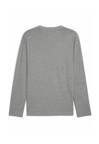 Grijze longsleeve T-shirt van zachte katoen. Heeft een eenvoudige ronde halslijn en een rechte zoom. Geen zichtbare patronen of versieringen.