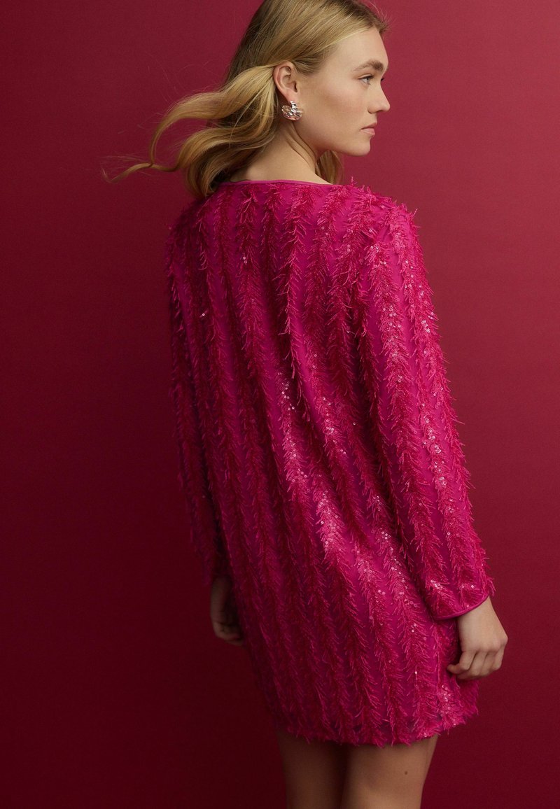Next LONG SLEEVE V-NECK FRINGE SEQUIN MINI-REGULAR FIT - Cocktailjurk -  bright pink/donkerroze - Zalando.nl