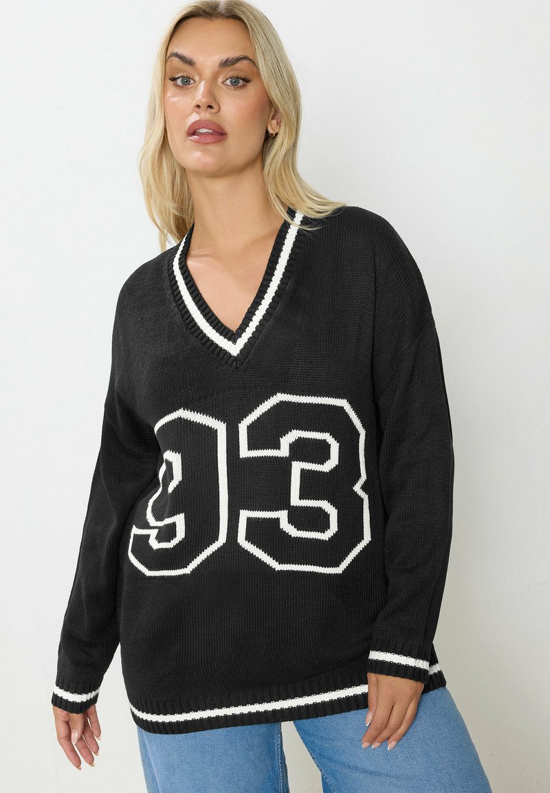 Mustat neulepaidat, joissa on V-pääntie, valkoiset raidat ja iso "93" painettuna etuosaan. Pitkät hihat, joissa on hihansuun yksityiskohta.