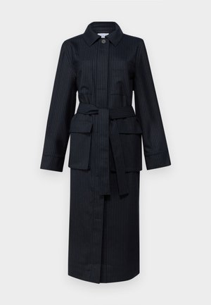 Cappotto lungo a righe dritte blu scuro con colletto, maniche lunghe, vita cintata, due grandi tasche frontali e taglio dritto.