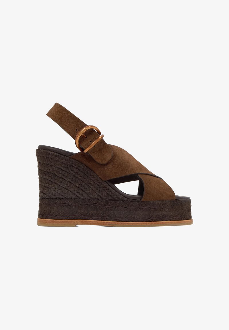 Sandale compensée en daim marron avec semelle plateforme tressée, bout ouvert et bride de cheville avec boucle dorée.