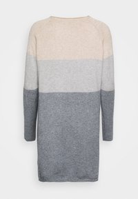 Maglione a maniche lunghe lavorato a maglia con un design a blocchi di colore in beige chiaro, grigio e grigio scuro. Texture morbida e scollatura rotonda.
