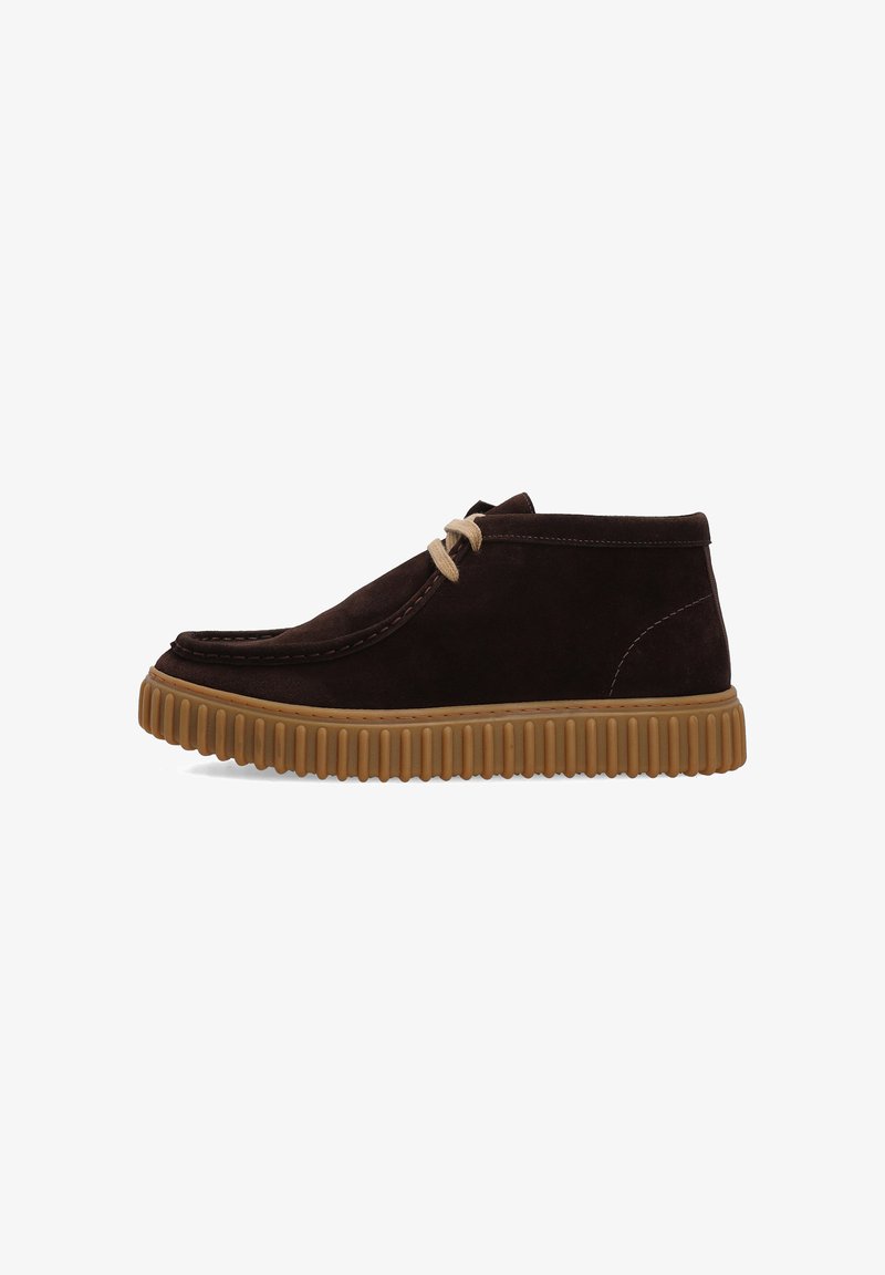 Braune Wildleder-Stiefelette mit runder Spitze, beiger Schnürung und strukturiertem Gummisohle. Verfügt über ein gesticktes Design und ein knöchelhohes Profil.
