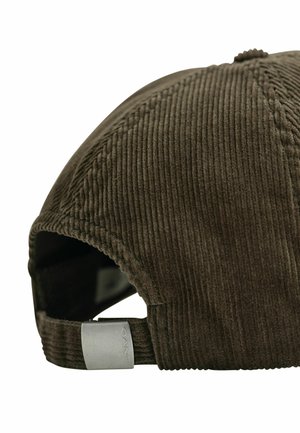 Donkerbruine corduroy baseballpet met verstelbare band en metalen gesp met de merknaam GANT aan de achterkant.