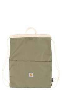Sac à dos à cordon de serrage de couleur olive carré avec une poche zippée à l'avant, un bord supérieur crème, et un petit patch logo Carhartt centré sur la poche avant.