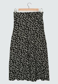 Jupe noire ornée d'un imprimé floral blanc. Le tissu est léger avec une silhouette fluide, mettant en valeur un design froncé à la taille.