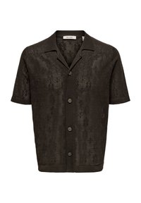 Camicia a maniche corte di colore marrone scuro con un design a maglia testurizzato e a motivi. Presenta un colletto a scollo a V e una chiusura frontale con cinque bottoni.