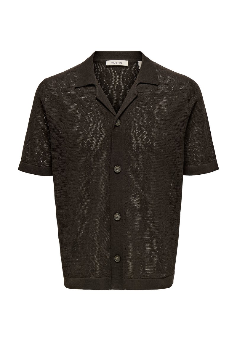 Camicia a maniche corte di colore marrone scuro con un design a maglia testurizzato e a motivi. Presenta un colletto a scollo a V e una chiusura frontale con cinque bottoni.