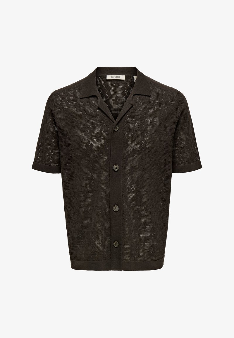 Camicia a maniche corte di colore marrone scuro con un design a maglia testurizzato e a motivi. Presenta un colletto a scollo a V e una chiusura frontale con cinque bottoni.