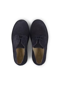 Scarpe oxford in suede blu navy con punta arrotondata, design con lacci, solette in pelle marrone e cuciture a contrasto lungo i bordi.