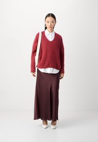 Mos Mosh THORA V-NECK - Strikkegenser - garnet