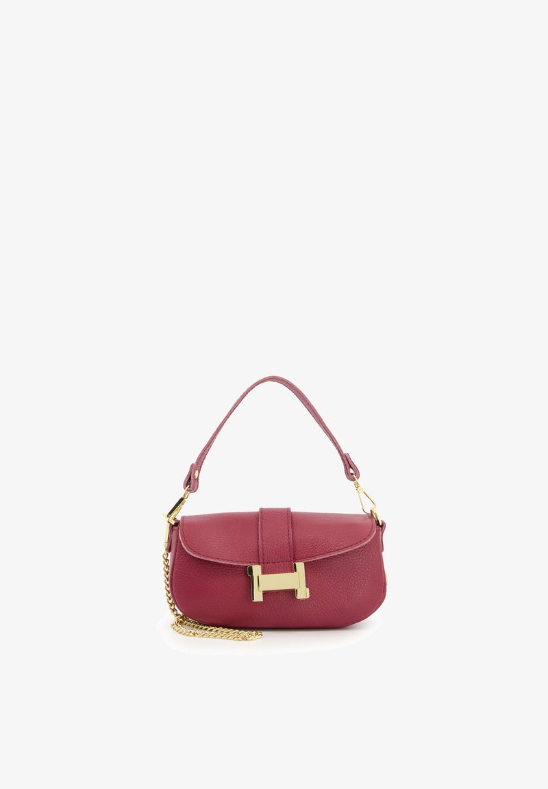 Bordeauxfarbene Lederhandtasche mit runder Form, goldfarbenen Beschlägen, abnehmbarem Kettenriemen und Klappverschluss mit einem dekorativen Verschluss.
