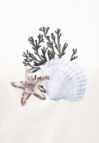 Αστερίας με πούλιες σε ρόζ χρυσό, μπλε κοχύλι σκαλοπίου και μαύρους κλαδίσκους κοραλλιού πάνω σε λευκό φόντο, τοποθετημένα ως διακοσμητικό μοτίβο με θαλασσινό θέμα.