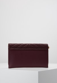 Furla Clutch - berry