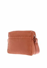 Sac bandoulière rectangulaire marron avec poche avant à fente, sangle réglable et fermeture éclair sur fond blanc.