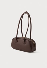 Smeđa umjetna kožna torba s dva dugačka remena, zaobljenog dizajna, zatvaranjem na zip i detaljima u zlatnoj boji. Teksturirana površina.