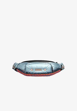 Sac banane métallique bleu clair avec poche avant, accents en or rose et une sangle tressée rouge, bleue et noire sur fond blanc.