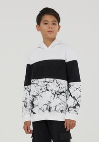 Hoodie bianco e nero con un design frontale a blocchi che presenta "CREW" in caratteri testurizzati e un motivo marmorizzato nella sezione inferiore.