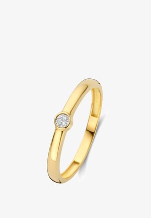 Gouden ring met een glad, afgerond bandje en een enkele ronde diamant die is gezet in een gepolijste zetting. Strak, minimalistisch ontwerp.