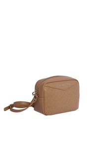 Bolso de cuero sintético marrón con patrón de logo en relieve, cierre de cremallera y correa para la muñeca. Forma rectangular con textura suave y detalles en dorado.