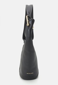 Sac à main en cuir noir texturé avec quincaillerie métallique dorée et sangle réglable, logo Michael Kors en lettres dorées en bas à l'avant.