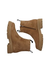 Botas de tobillo de ante marrón con acabado texturizado, cremallera lateral y suela de goma gruesa, con tiradores para facilitar el calzado.