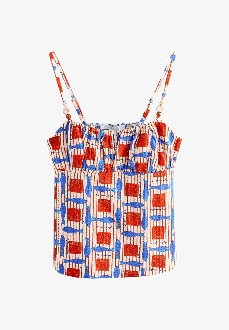 Top à fines bretelles avec des carrés rouges et un motif de poissons bleus sur fond blanc, avec des détails en perles en bois sur les bretelles.