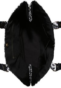 Svart och vit vävd tote-väska med mönstrade handtag, innerficka och bred öppning, samt en mjuk svart foder och stabil design.