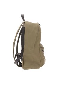 Mochila de tela verde y duradera con un panel lateral negro texturizado, correas ajustables y un bolsillo frontal, que presenta un diseño suave y minimalista.