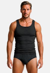 Canotta nera con sottili strisce orizzontali e scollo rotondo, abbinata a slip aderenti neri coordinati. Tessuto liscio ed elastico, design aderente.