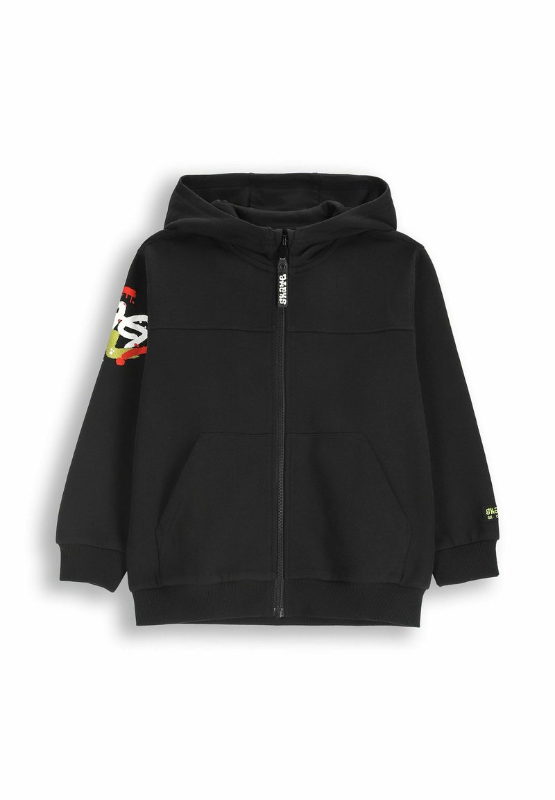 Czarna bluza z kapturem zapinana na zamek, wykonana z miękkiego materiału, z kieszenią kangurzą, ściągaczami przy rękawach oraz wyrazistym nadrukiem graficznym na lewym rękawie.