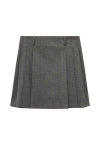 Falda gris con pliegues hecha de una tela texturizada, con bolsillos laterales y una cintura con pasadores para cinturón. Patrón de raya vertical en toda la prenda.