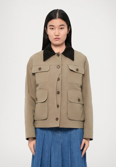 Olijfgroene jas met een bruin corduroy kraag, vier voorzakken, knoopsluitingen en een gestructureerde pasvorm. Gladde textuur met contrasterende accenten.