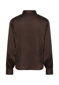 Cămașă lungă din satin maro cu mâneci lungi, dotată cu guler clasic, mansete cu nasturi și o textură netedă, lucioasă, având o croială lejeră.