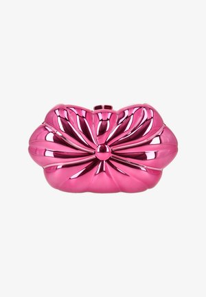 Różowa metaliczna kopertówka o zaokrąglonym, rzeźbionym kształcie. Posiada centralny akcent i żłobkowaną powierzchnię z błyszczącym wykończeniem. Kompaktowy rozmiar.
