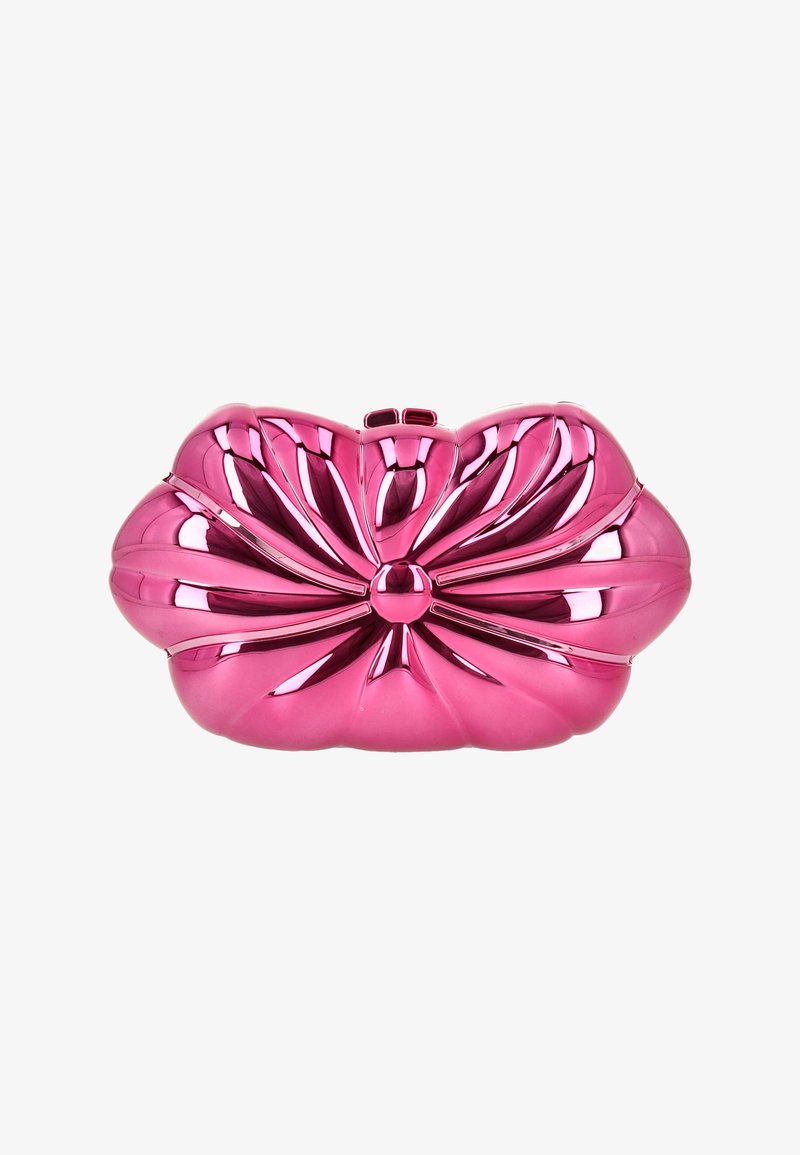 Plic metalic roz cu un design rotunjit și sculptat. Prezintă un accent central și o suprafață canelată cu finisaj lucios. Dimensiuni compacte.