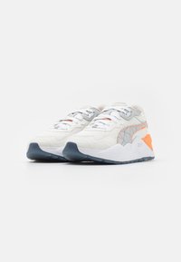 Puma RS-X UP x ORLINSKI II UNISEX - Tenisky - warm white/cool light gray/fluro orange
