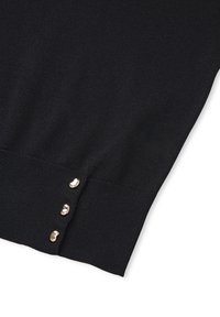 Un pull en tricot noir avec des poignets côtelés et trois accents de bouton doré sur un côté. Texture lisse avec une coupe ajustée.