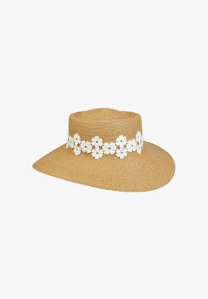 Breitkrempiger Strohhut in Naturfarbe mit weißem Blumenband um die Krone, geeignet zum Sonnenschutz.