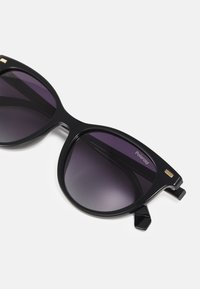 Ochelari de soare negri cu un design tip cat-eye, lentile degradate de culoare violet și accente metalice aurii pe rama, având un finisaj lucios și elegant.