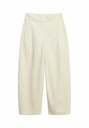 Roomkleurige, hooggetailleerde broek met wijde pijpen en twee zijzakken, gemaakt van gladde stof, weergegeven tegen een witte achtergrond.