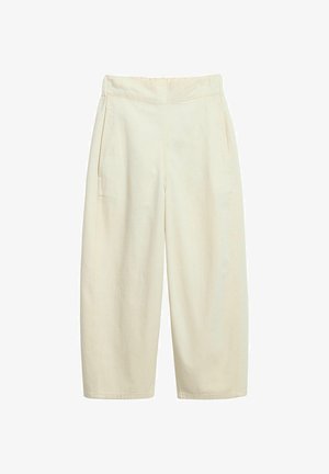 Roomkleurige, hooggetailleerde broek met wijde pijpen en twee zijzakken, gemaakt van gladde stof, weergegeven tegen een witte achtergrond.